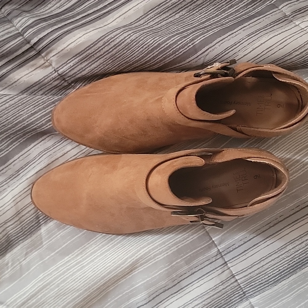 Time and tru size 9 brown